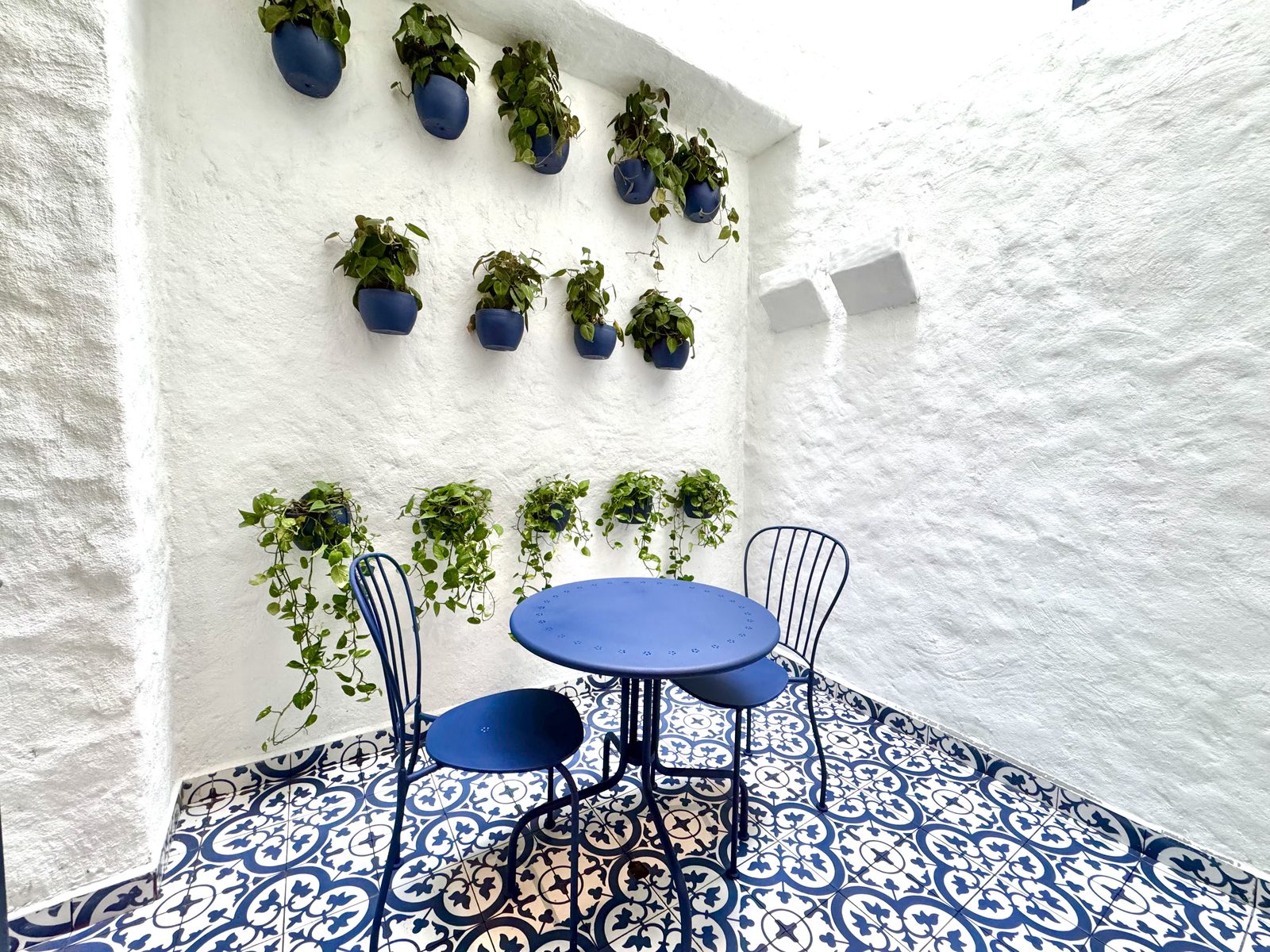 Suite Patio Azul — terraza privada con mobiliario azul