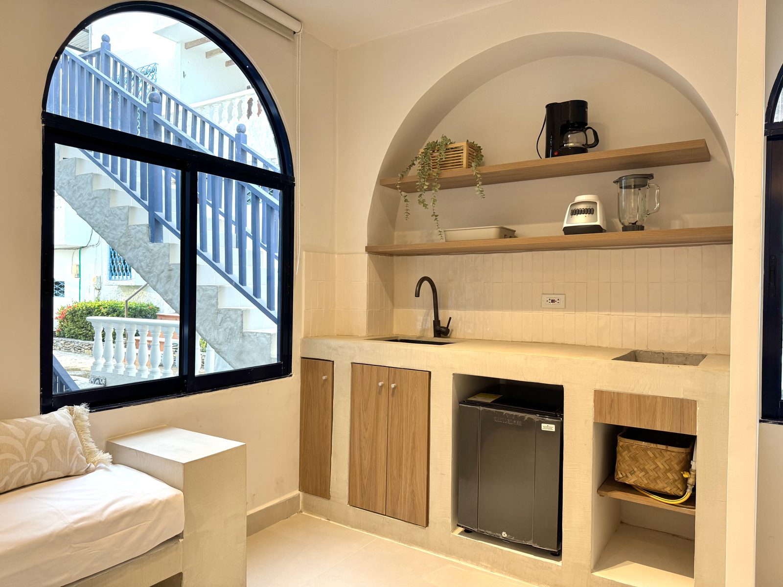 Habitación con Cocina — kitchenette bajo arco de cal